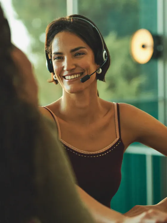 Persona del equipo de soporte atendiendo con auriculares